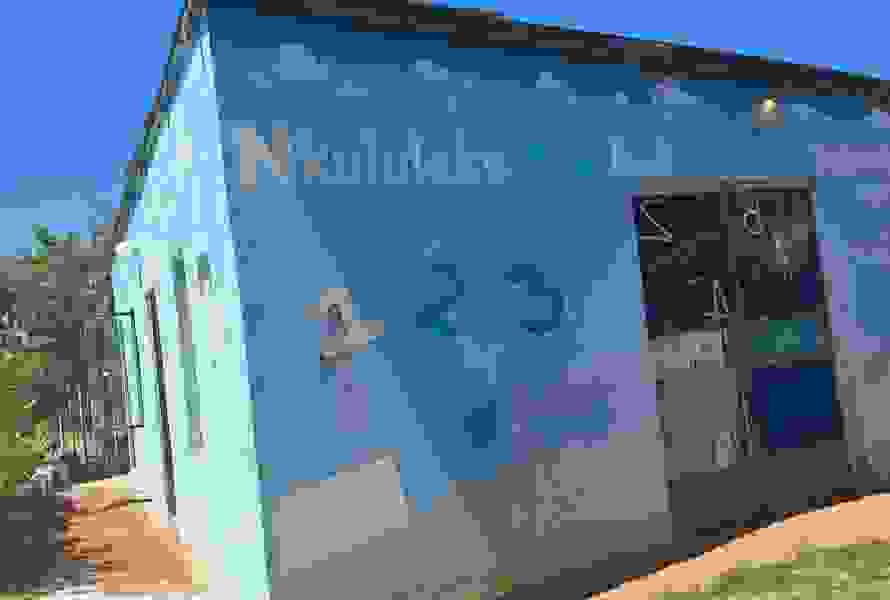 Das Hauptgebäude zeigt sich in neuem Hellblau, mit dem vertrauten Schriftzug „Nkululeko“ – ein Zeichen für Kontinuität und Weiterentwicklung.