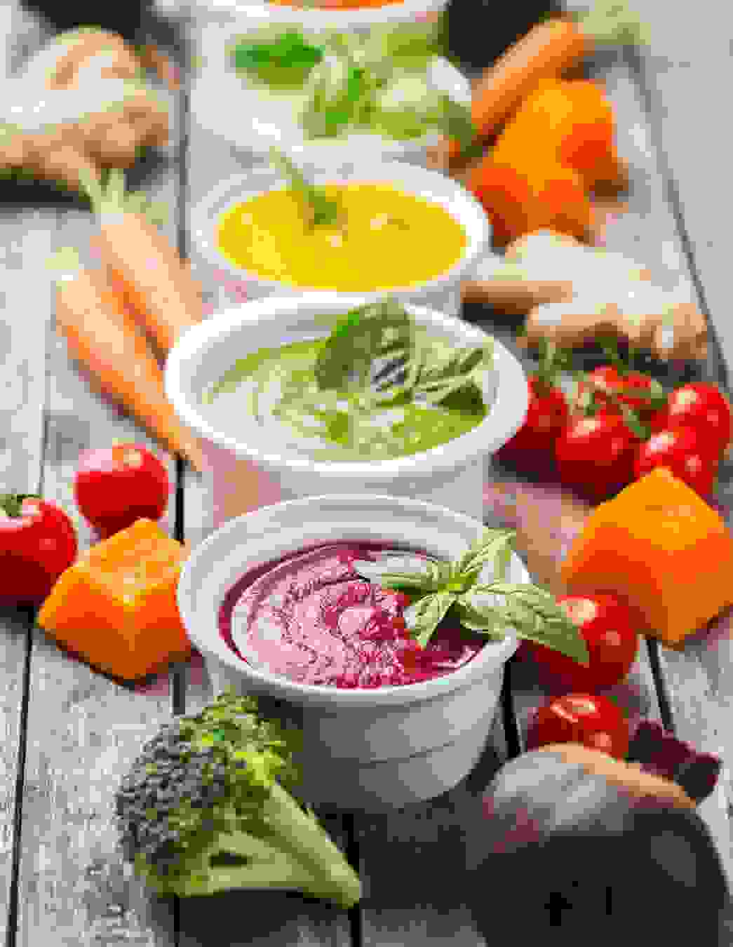 Wenn die Temperaturen steigen, tut eine leichte, kalte Suppe gut. Von der Randen-Gazpacho bis zur süssen Erdbeersuppe – entdecken Sie vielfältige Rezepte für erfrischende Genussmomente.