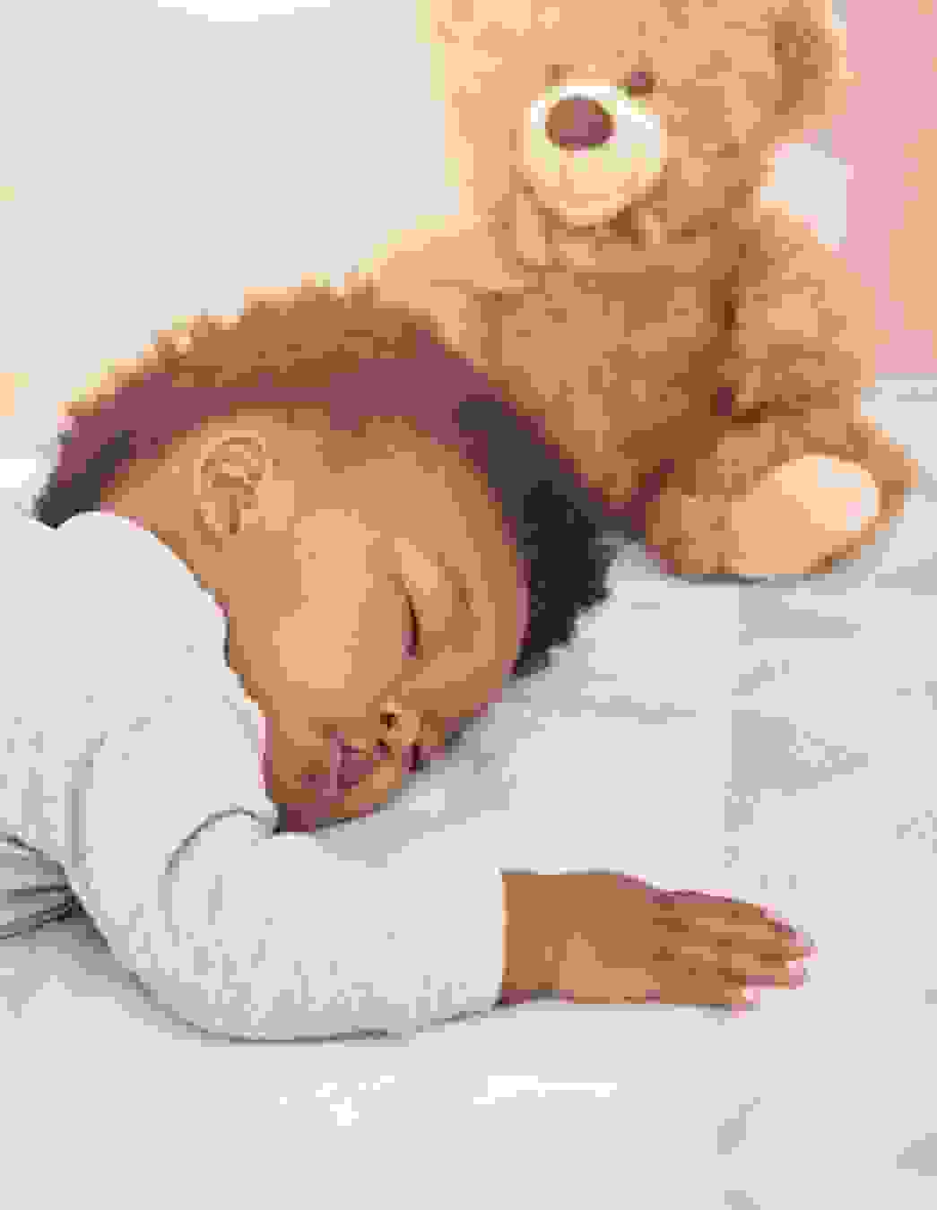 Le coucher ne doit pas devenir un combat. Grâce à des rituels affectueux, vous offrez à votre enfant un sentiment de sécurité et favorisez des soirées paisibles.

