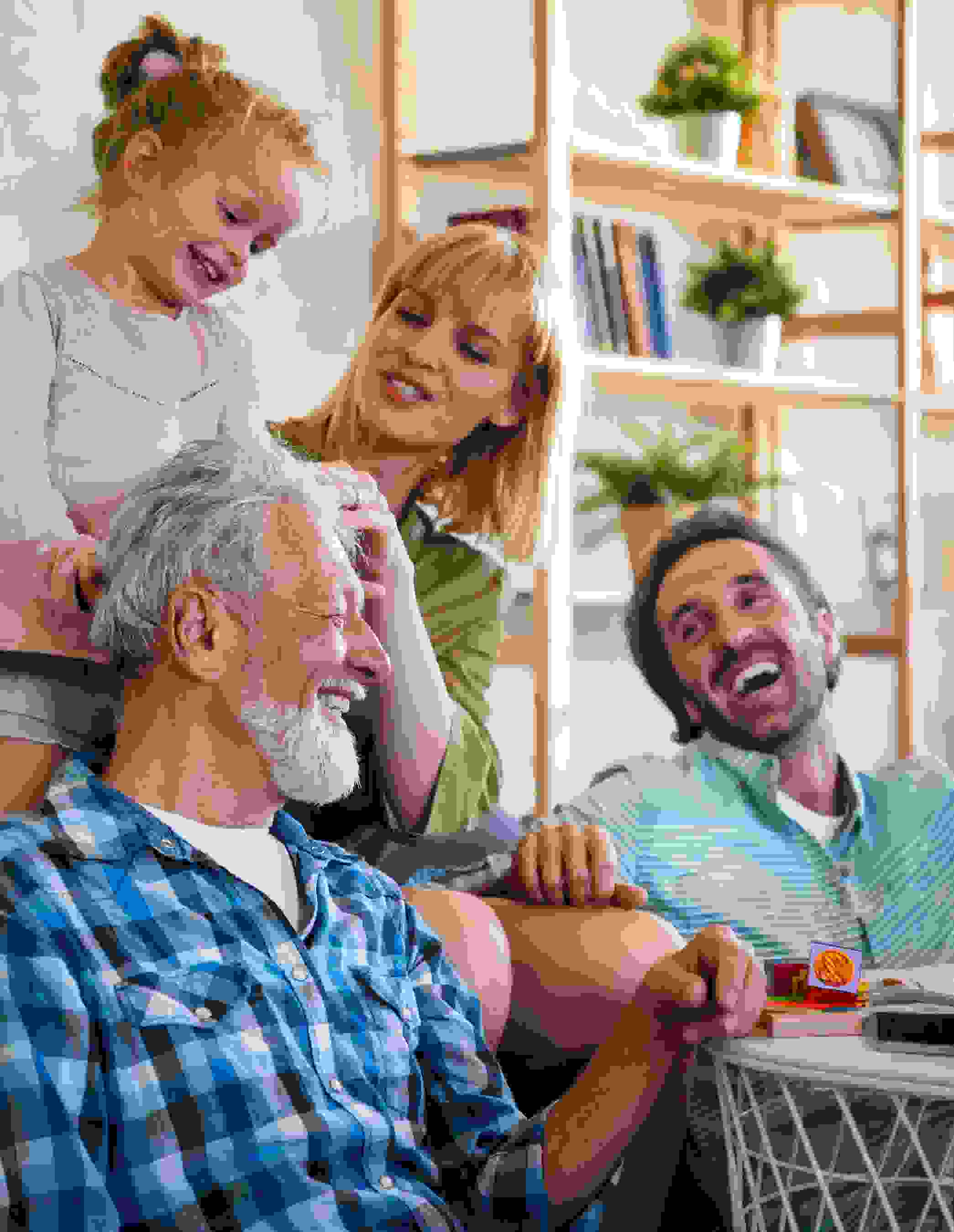 Vier Personen in einem Wohnzimmer – ein Symbol für familiären Zusammenhalt.