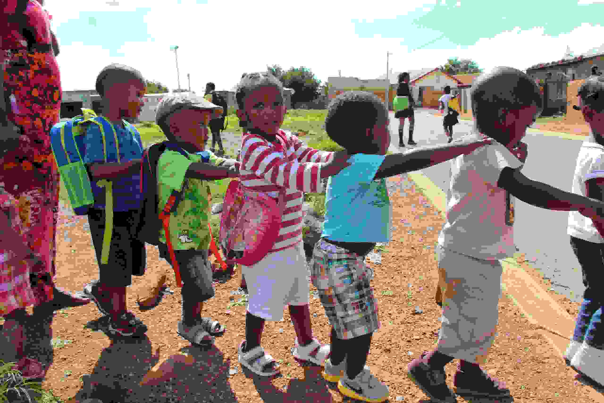 Die Kinder überqueren im Gänsemarsch die Strasse – ein vertrautes Bild im neuen Kita-Alltag voller Struktur und Freude.