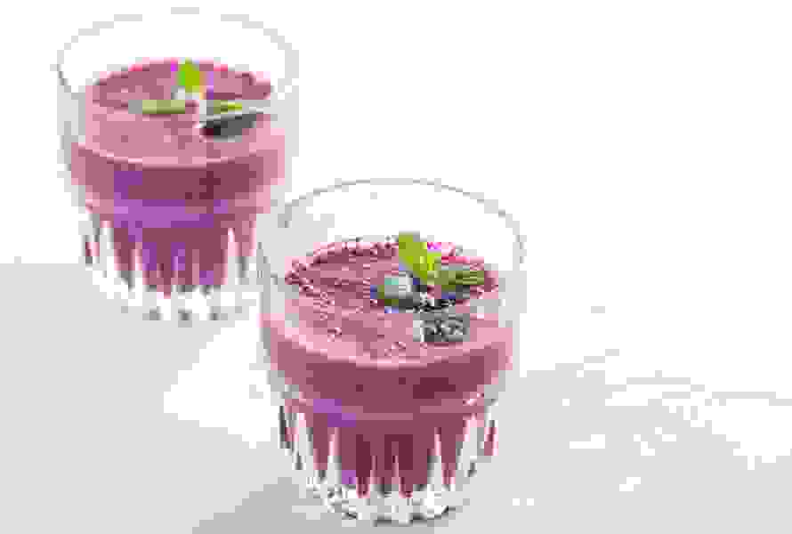 Ein cremiger Shake aus Kokosmilch, Magerquark, Blaubeeren, Haferflocken und Leinsamen – voller Vitamine und Antioxidantien.
