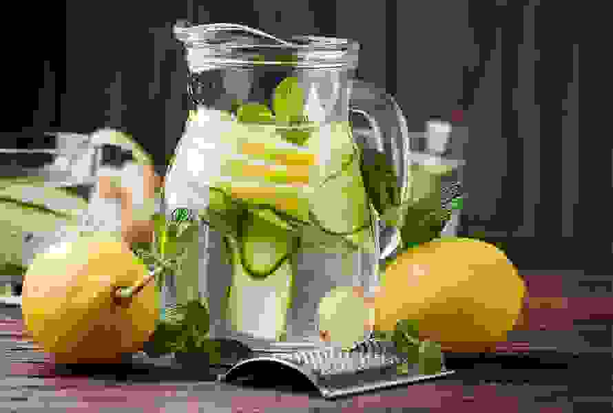 Eau de concombre rafraîchissante avec du gingembre et des rondelles de citron – idéale contre les nausées pendant la grossesse. Pour une saveur optimale, utilisez des légumes et des fruits non traités.

