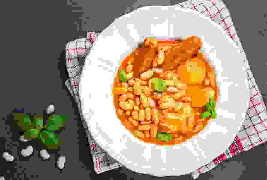 I legumi come i fagioli sono veri concentrati di nutrienti: forniscono non solo folati, ma anche proteine, ferro e preziosi sali minerali.