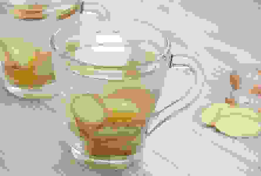 Versez de l’eau bouillante sur de fines tranches de gingembre et laissez infuser pendant 10 minutes. Agrémenté de miel et de citron, ce thé soulage en douceur les nausées.

