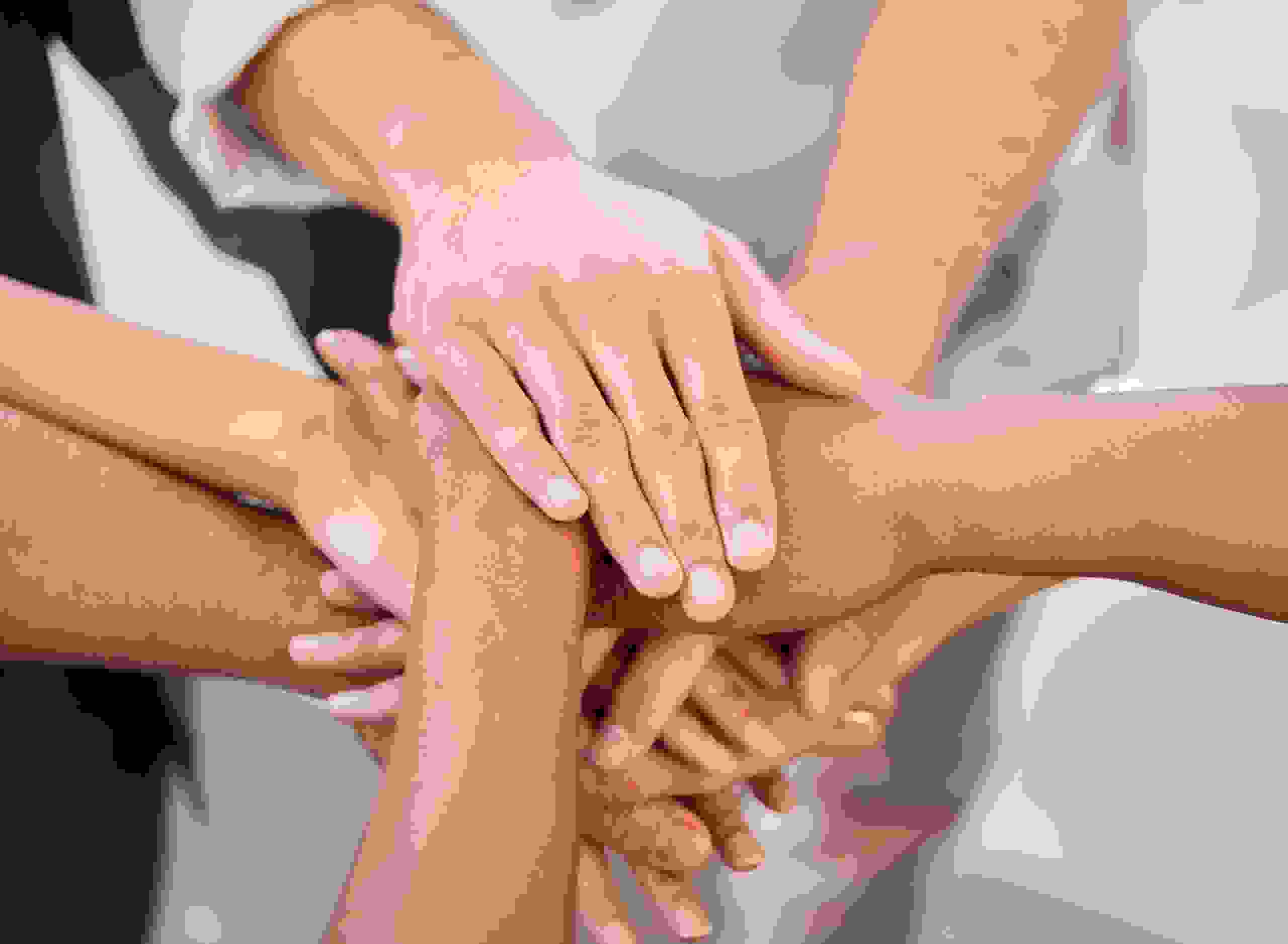 Questa immagine mostra diverse mani di persone sovrapposte per simboleggiare l’unità e il lavoro di squadra. Rappresenta solidarietà, cooperazione e sostegno reciproco.