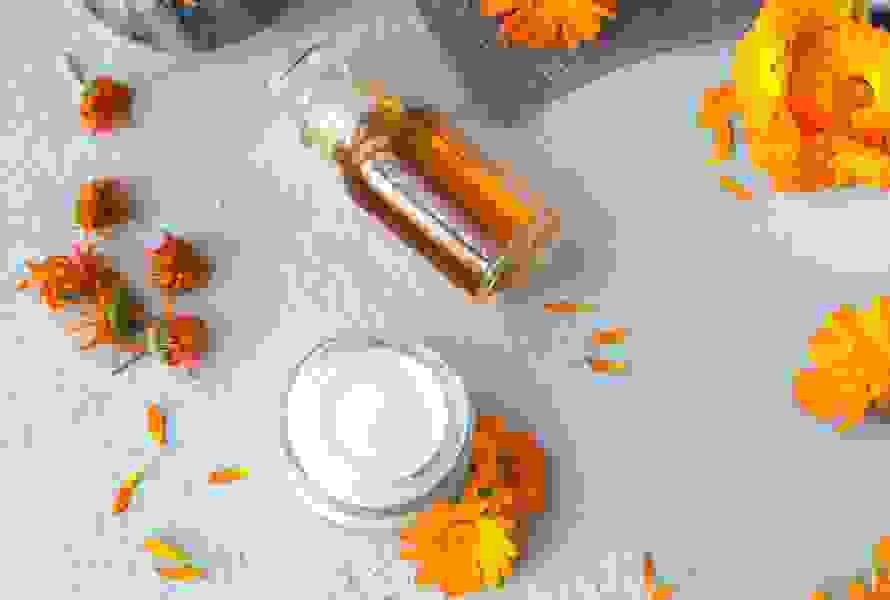 Nourrissante pour les peaux sèches et abîmées: l’effet antiseptique du calendula soutient la cicatrisation naturelle en douceur.

