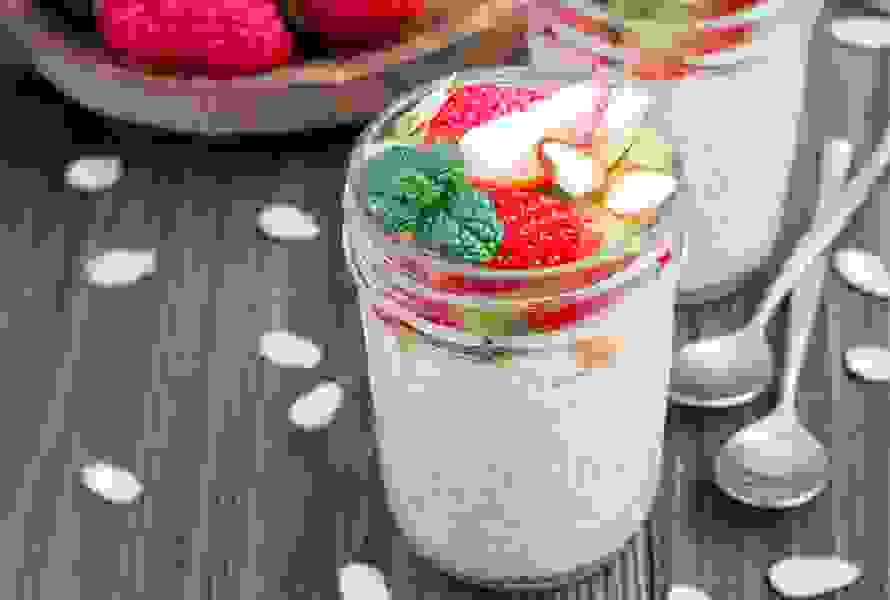 Preparata la sera, gustata al mattino: la versione fredda con fiocchi d’avena, latte, yogurt e frutta è perfetta come colazione in ufficio o spuntino da portare con sé.

