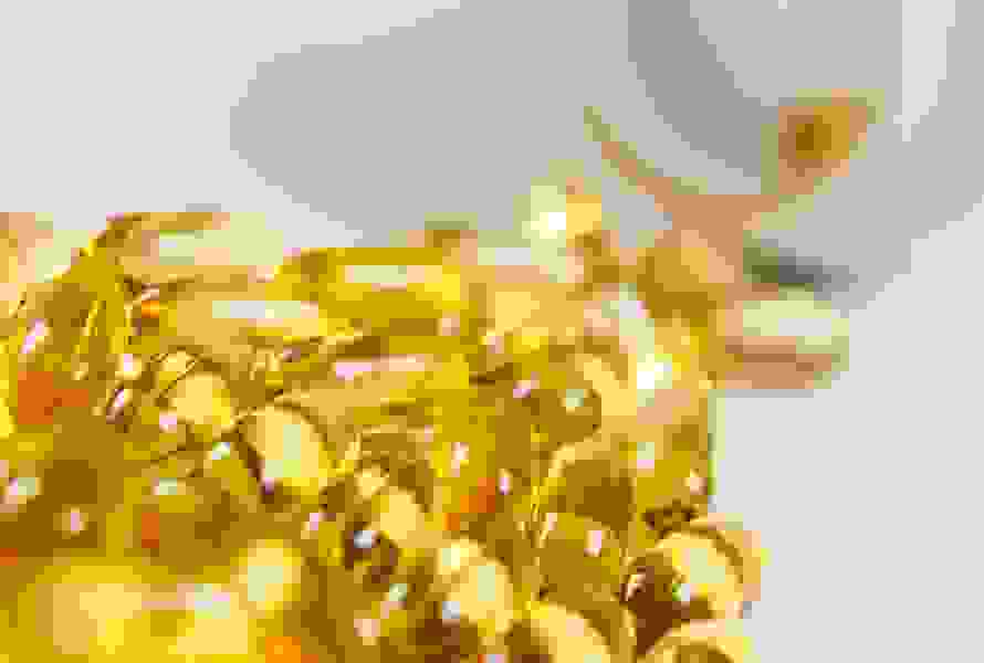 Goldgelbe Vitamin-D-Kapseln, die helfen können, einen Mangel auszugleichen und das Wohlbefinden während der Schwangerschaft zu unterstützen.