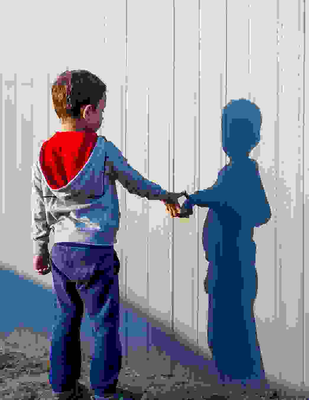 La sœur de Leon est décédée. Depuis, ce garçon de six ans présente un comportement inhabituel. Ses parents s’adressent à Don du cœur – et reçoivent une aide pour une thérapie de deuil urgente.

