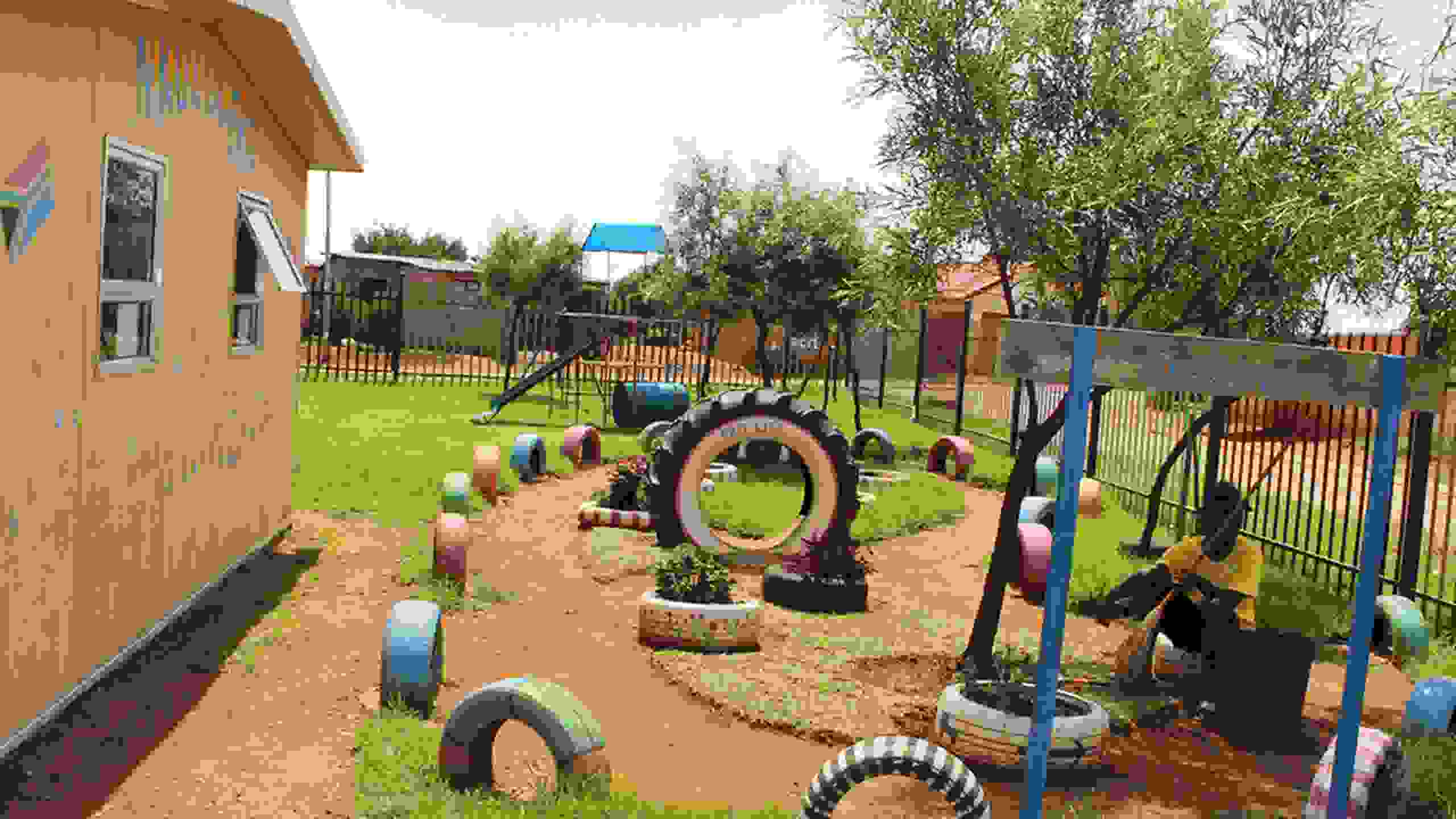 Ein Blick auf den liebevoll gestalteten Spielplatz der Kita Nkululeko – ein Ort, der tägliche Freude und sicheres Spielen ermöglicht.