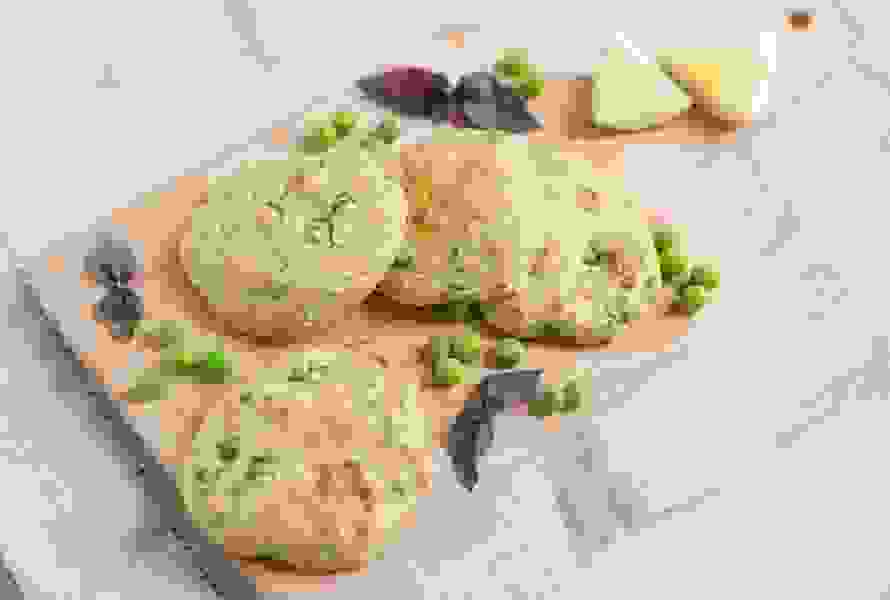 Galettes fraîches aux pois verts, pommes de terre, menthe et farine d’épeautre – une délicieuse alternative dès le premier anniversaire

