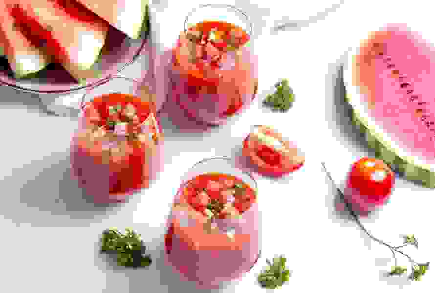 Eine überraschende Mischung aus Wassermelone und Tomate, die nicht süss, sondern herzhaft gewürzt ist – perfekt für heisse Tage und den Elektrolytausgleich.