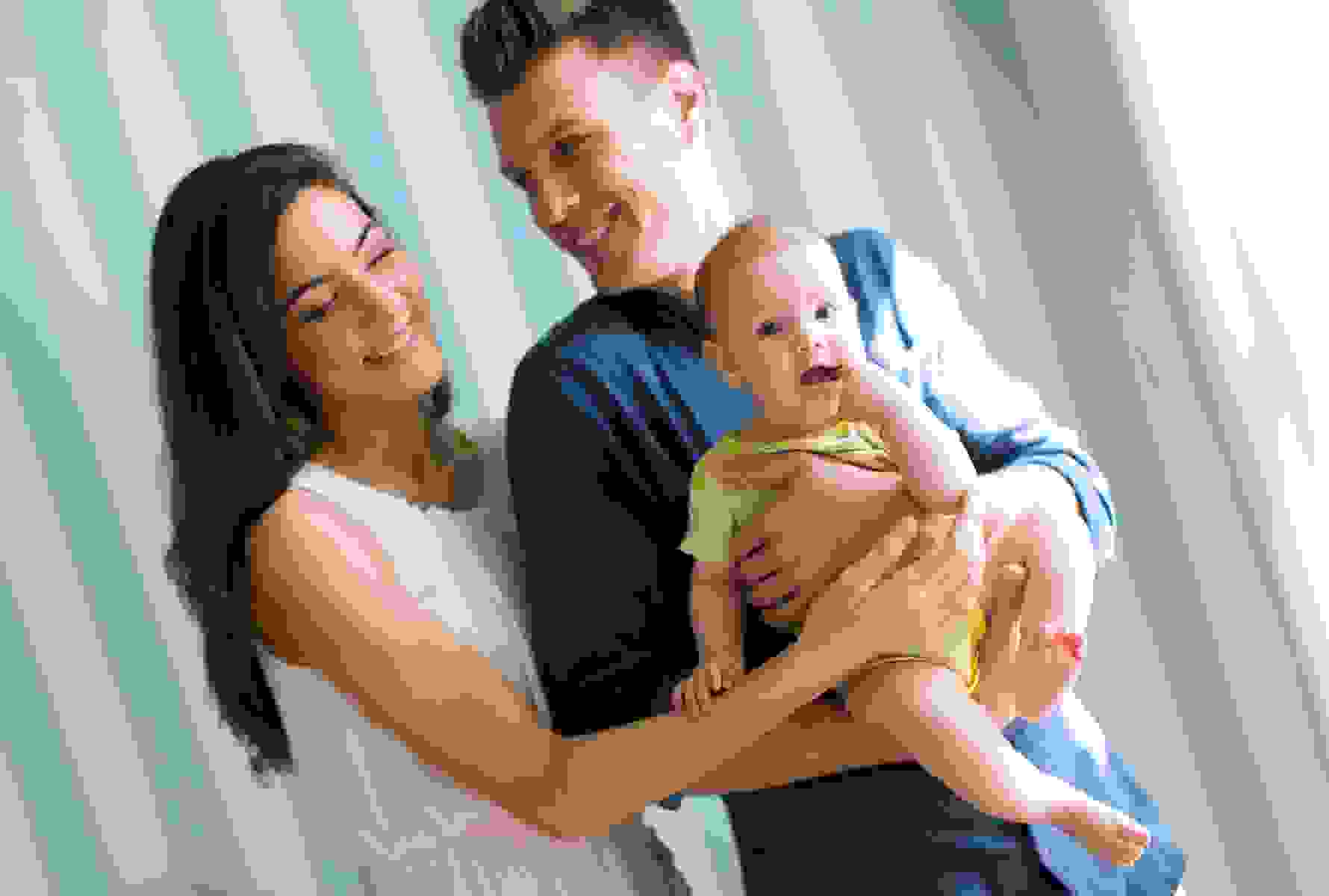 Eine Familie mit Kleinkind symbolisiert Geborgenheit – bei Geburt oder Adoption ist PRO LIFE mit finanzieller Unterstützung an Ihrer Seite.