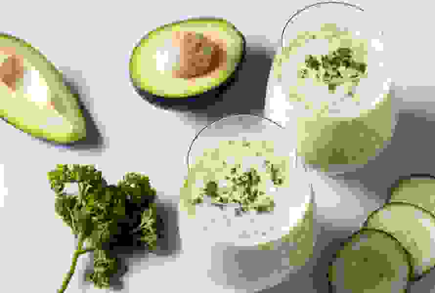 Die Kombination aus Gurke, Avocado und Minze füllt Ihre Flüssigkeitsspeicher auf und bringt frische Aromen in die Sommerküche.