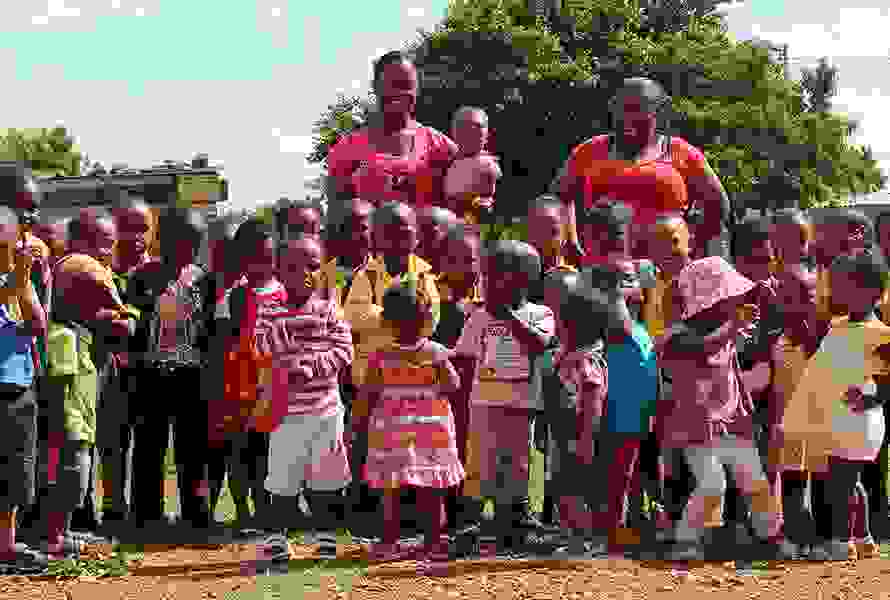 Die Kinder von Nkululeko mit zwei Mitarbeiterinnen – fröhlich, sicher und umsorgt in ihrer neuen Umgebung.