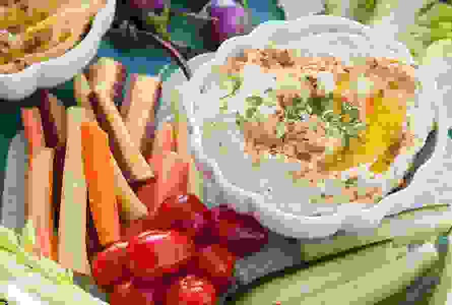 Hummus mit Rüebli-, Zucchini-Sticks und Datteltomaten – ideale, nahrhafte Snacks gegen Heisshungerattacken.