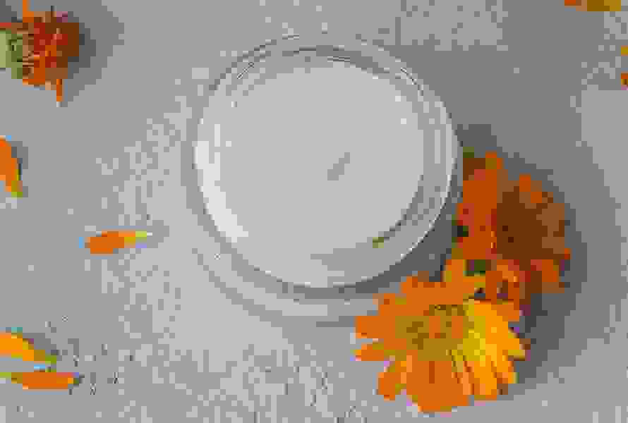 Cette crème DIY douce au calendula soigne intensément les mains sèches et gercées. Idéale pour la saison froide – sans additifs irritants.

