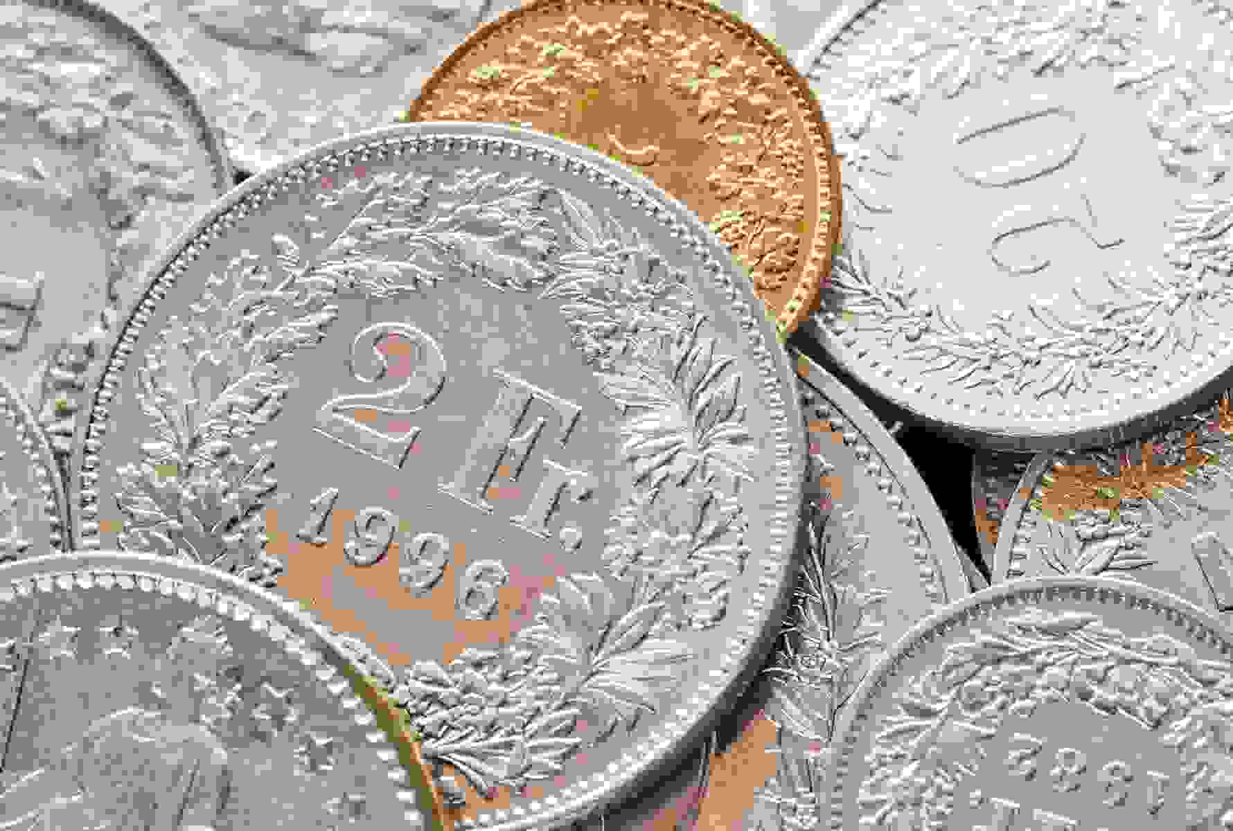 Des pièces suisses sur fond clair – simple et clair, comme la cotisation : équitable, transparente et bien investie.