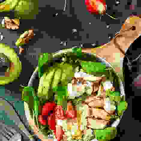 Ein gesunder Mix aus Couscous, gebratenen Pouletstreifen, Avocadoscheiben, Spinat, Erdbeeren und Joghurt – vollwertig und lecker für Schwangere.