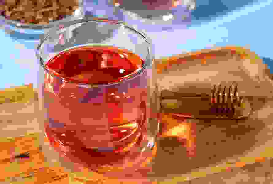 Tazza di rooibos miscelato con verbena al limone, finocchio e foglie di lampone – una miscela aromatica di erbe per il periodo dell’allattamento.