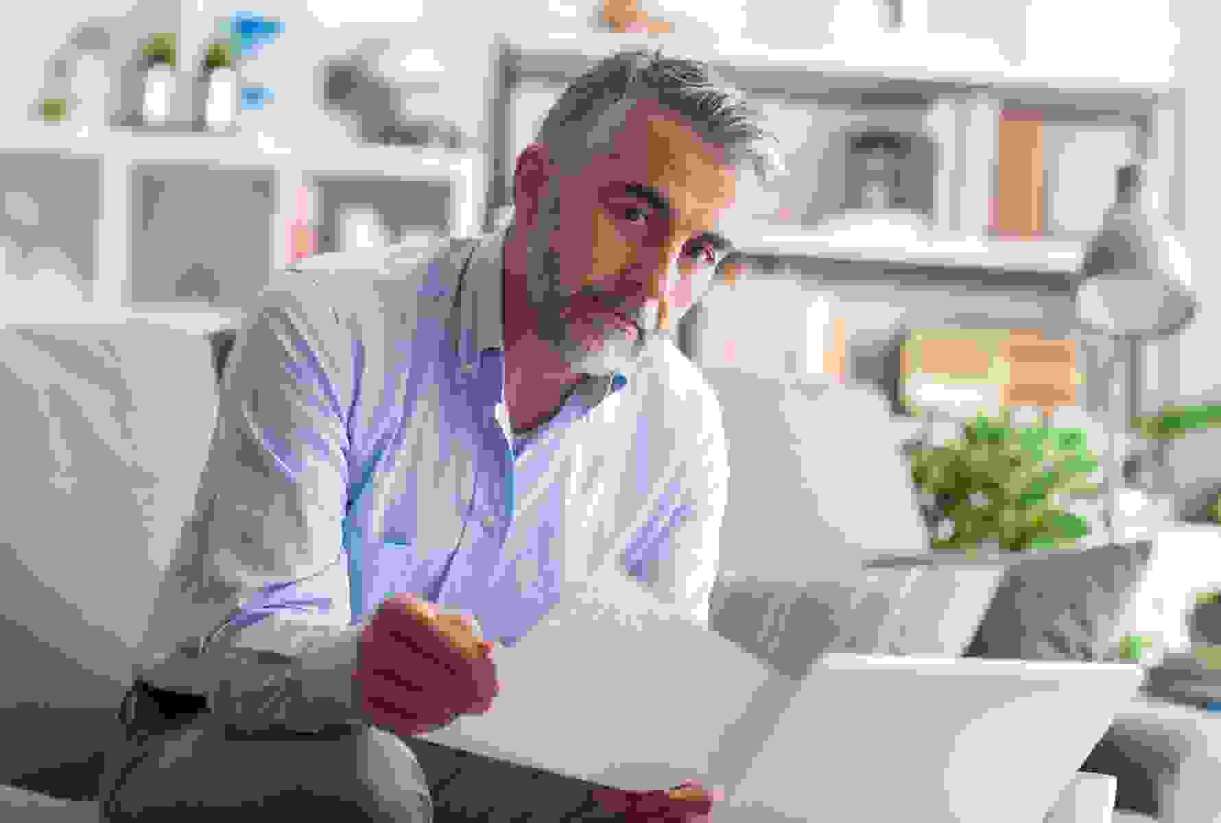 Un homme âgé vérifie ses documents – signe de responsabilité personnelle et de facturation transparente avec des prestations claires.