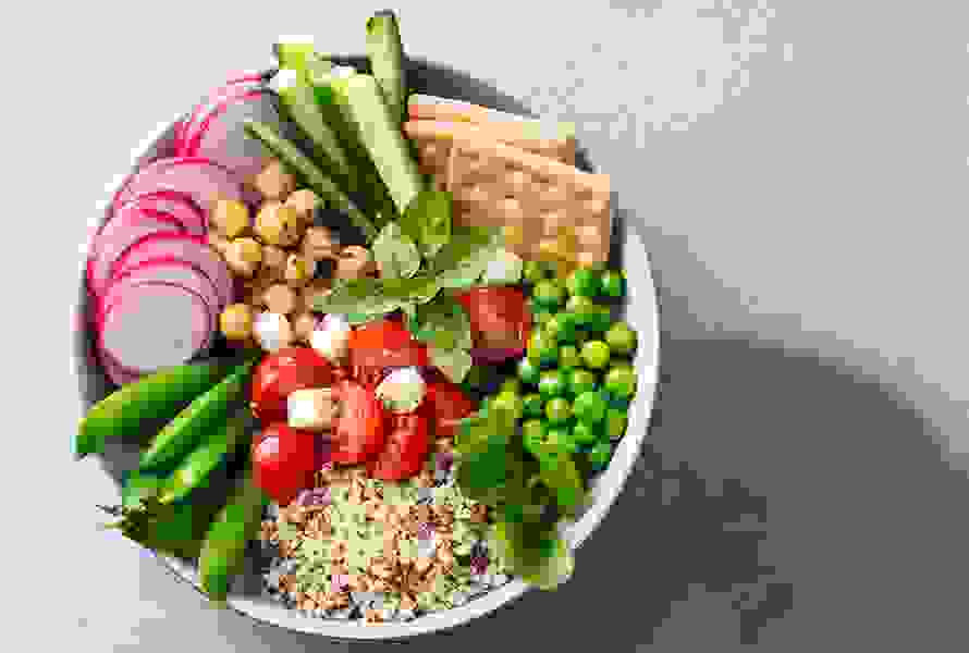 Eine bunte Bowl mit Quinoa, Kichererbsen, Gemüse, Feta und Kräutern – sättigend, ausgewogen und perfekt für den Tag.