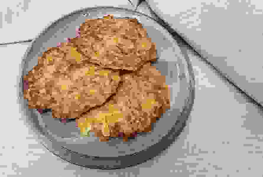 Frittelle dorate con sedano, carote, verza e farina di farro – ricche di nutrienti e dal gusto delicato

