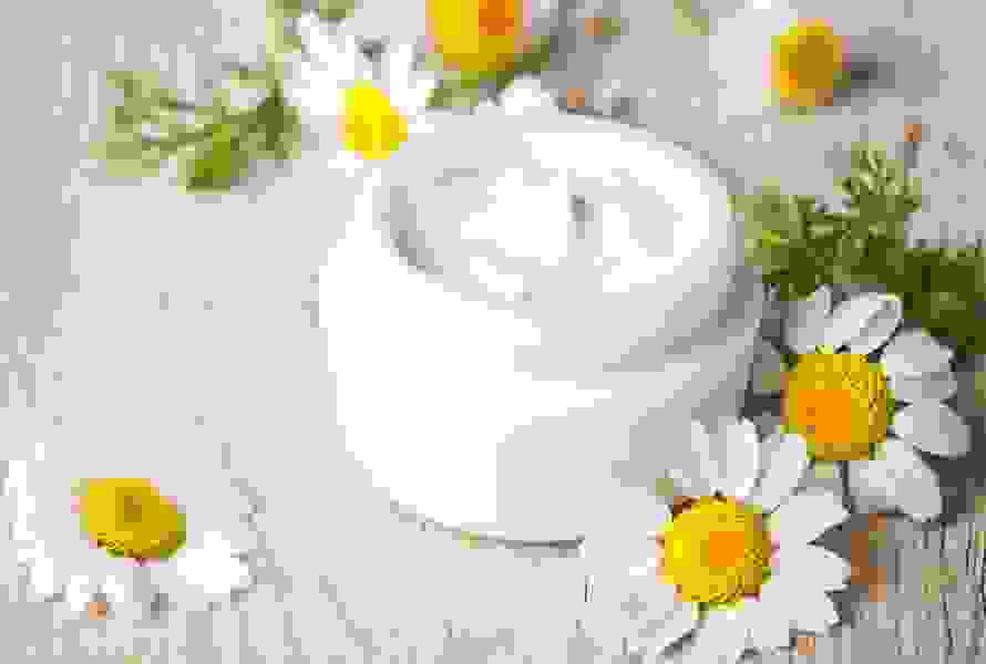La camomille a un effet apaisant et antibactérien – idéale pour le soin ciblé des petites irritations cutanées. Avec une couleur blanche pour une touche supplémentaire de naturel.

