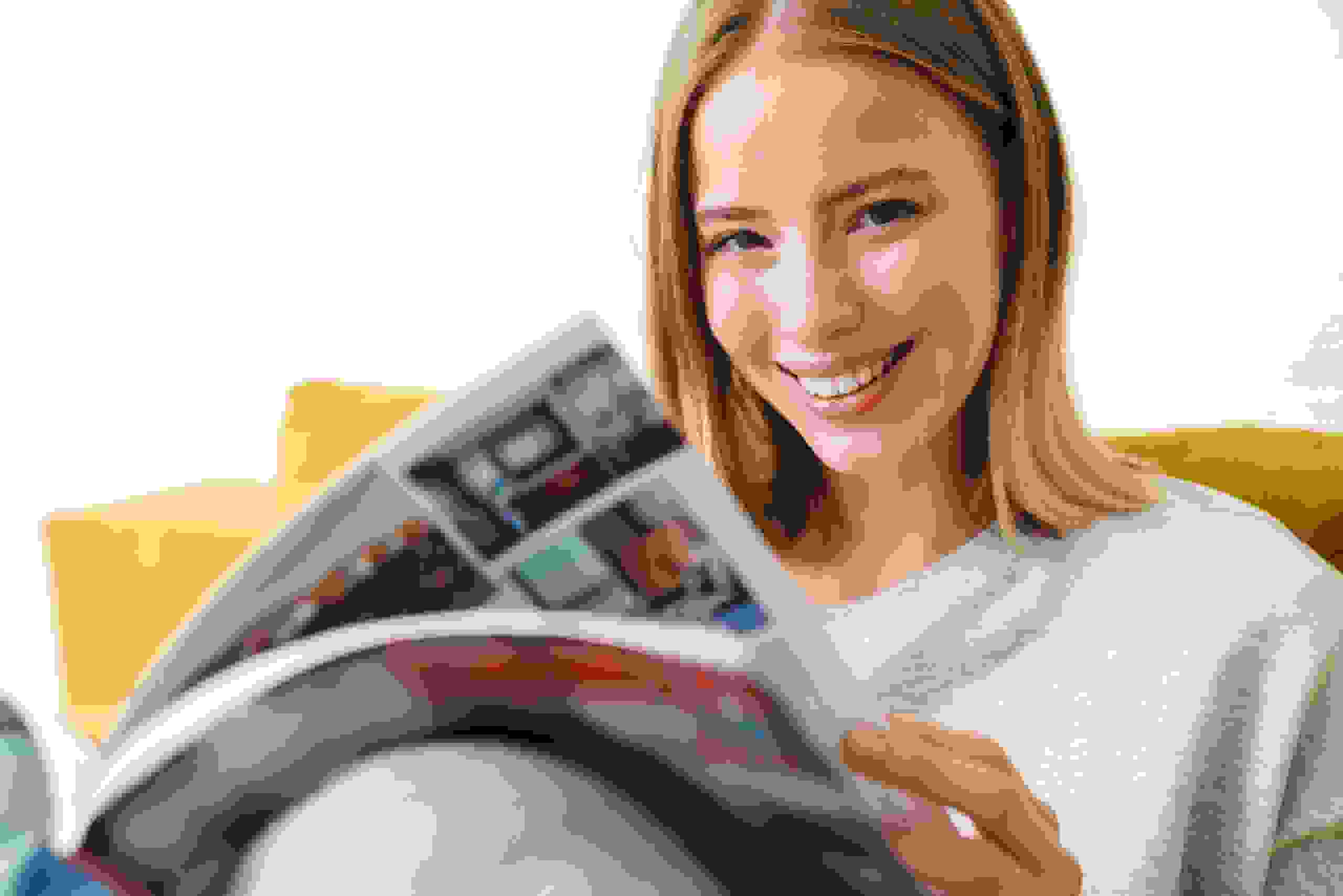 Una giovane donna sfoglia con interesse una rivista – un momento di ispirazione e comprensione di ciò che rende PRO LIFE speciale.