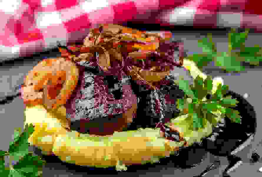 Foie poêlé relevé avec du vinaigre – un plat classique riche en folates, idéal en cas de besoins accrus pendant la grossesse.

