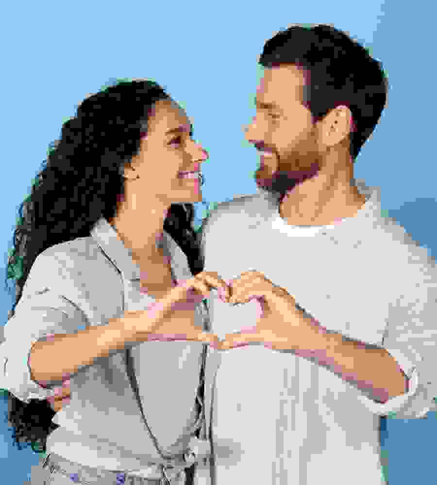 Una coppia forma un cuore con le mani – un simbolo forte di cura, unione e dei valori sostenuti da PRO LIFE.