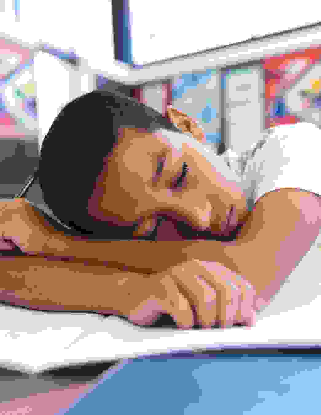 Sintomi come l’esaurimento e i disturbi della concentrazione rendono la vita difficile agli adolescenti. Con una terapia mirata e un aiuto finanziario, diamo speranza e prospettiva.