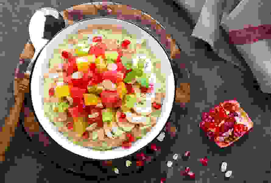 Con miele, frutta e un tocco di cannella, il classico porridge diventa una delicata fonte di energia. Favorisce la digestione e aiuta contro la nausea in gravidanza.

