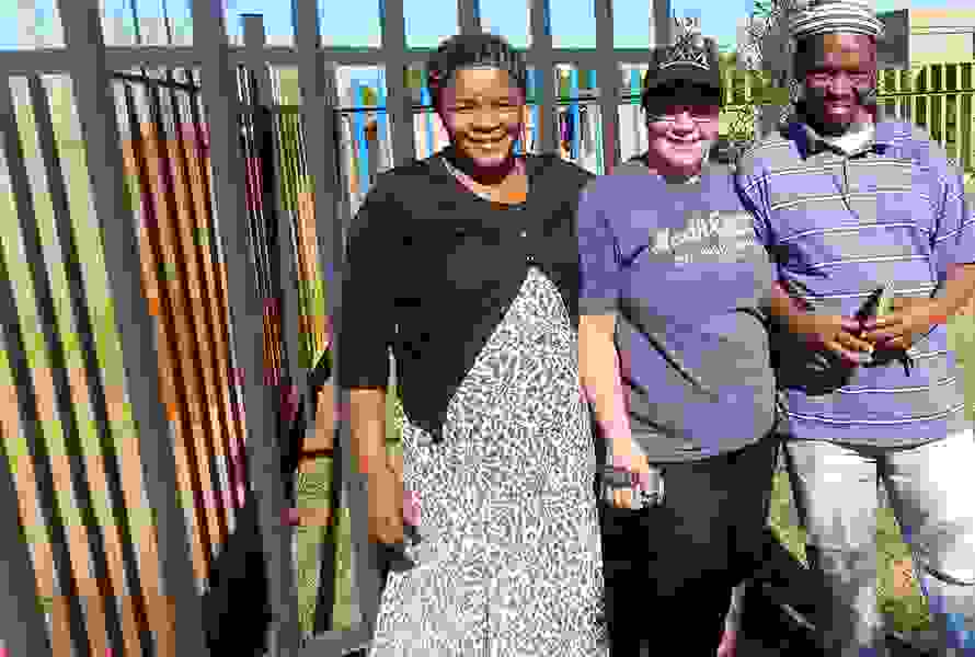 Die Kitaleiterin Gladys mit einem Mitarbeiter und einer Besucherin aus dem damaligen Bauteam – ein Wiedersehen voller Dankbarkeit und Stolz.