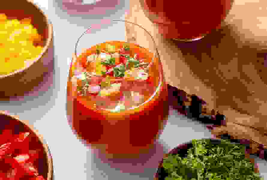 Questa zuppa fredda con pomodori, peperoni e cetriolo è veloce da preparare e porta un’atmosfera da vacanza direttamente a casa sua.


