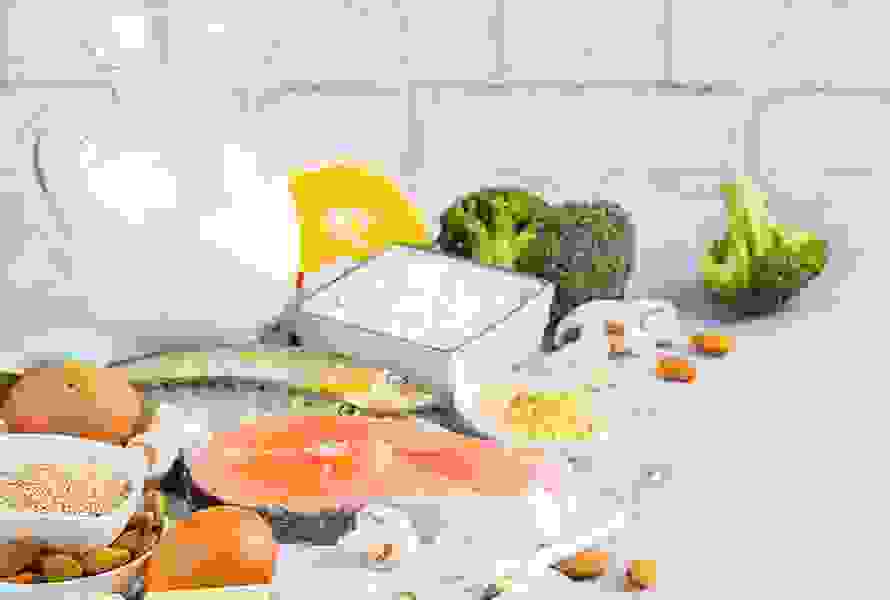 Milch, Hüttenkäse, Broccoli, Fisch, Eier und Mandeln versorgen Sie und Ihr Baby mit Kalzium und Magnesium – beides entscheidend für Knochen, Muskeln und Nerven.