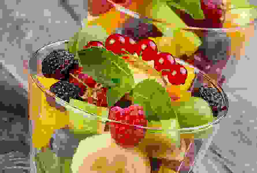 Bunte Mischung aus Brombeeren, Himbeeren, Blaubeeren, Johannisbeeren, Banane, Orangenschnitzen und Kiwi – ein ballaststoffreicher Snack gegen Heisshunger.
