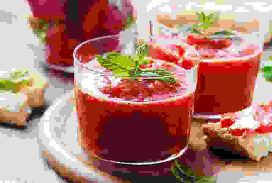 Una zuppa dolce e rinfrescante con fragole fresche, zucchero e succo di limone – ideale per chi ama i sapori leggeri e fruttati.

