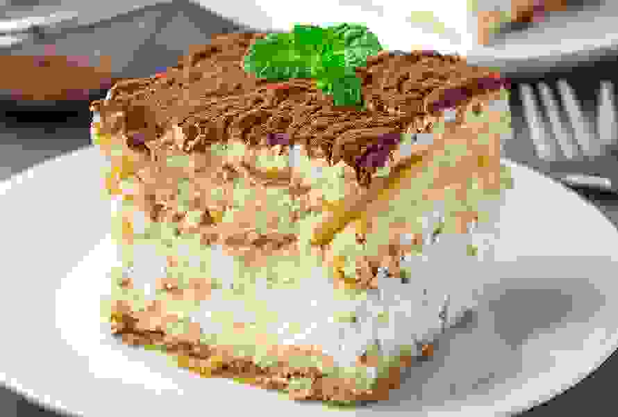 Ein Stück Tiramisu enthält rohe Eier, die wegen Salmonellenrisiko während der Schwangerschaft gemieden werden sollten.