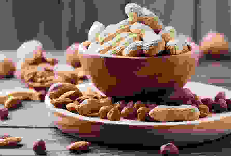 Gli oli spremuti a freddo, come l’olio d’oliva o di colza, e la frutta secca forniscono acidi grassi insaturi. È meglio evitare i cibi fritti e gli insaccati.

