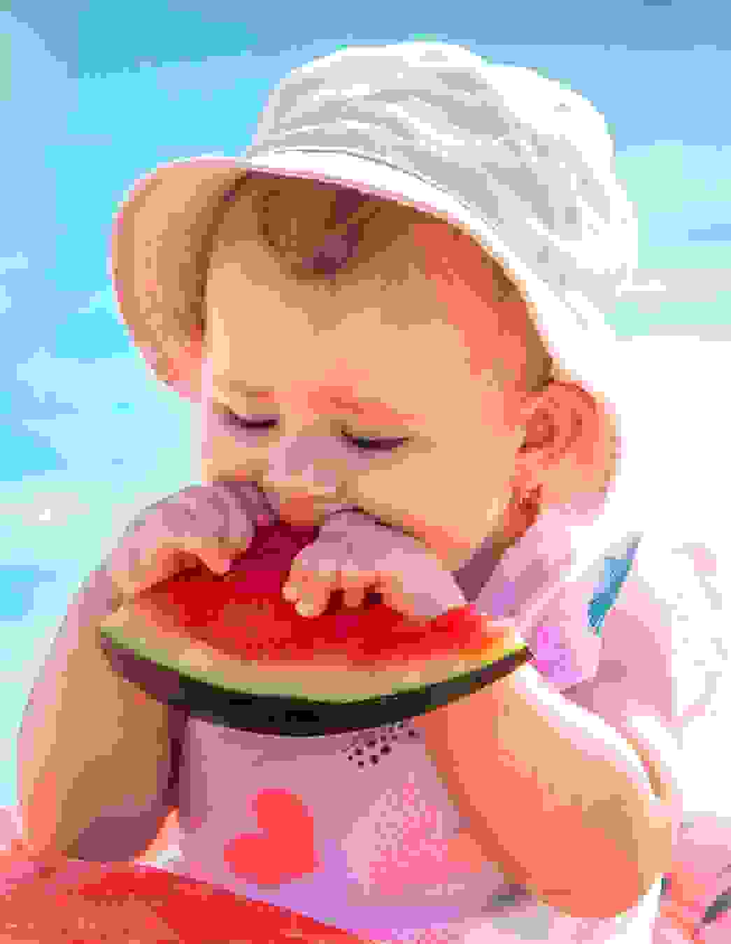 Qu’il s’agisse de pommes, de bananes ou de baies – de nombreux fruits conviennent très tôt comme collation saine pour les petits explorateurs. Nous vous montrons quels fruits sont adaptés à quel moment et à quoi vous devez faire attention.

