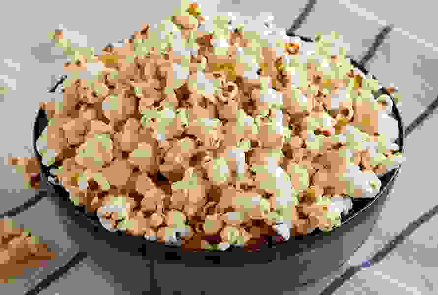 Eine Schüssel Popcorn als leckere und gesunde Snackidee für Schwangere, die Heisshungerattacken entgegenwirkt.