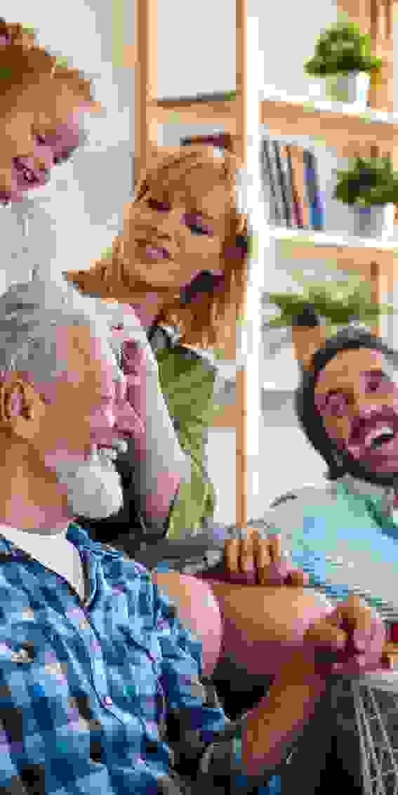 Quatre personnes dans un salon – un symbole de cohésion familiale.