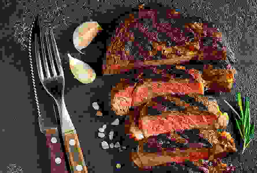 Rohes oder nicht vollständig gegartes Fleisch kann Toxoplasmose übertragen – Schwangerschaftsrisiko unbedingt vermeiden.