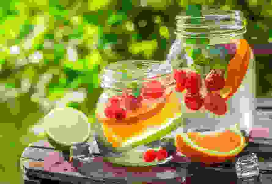 Mélange coloré de fruits frais de votre choix, agrémenté de feuilles de menthe ou de mélisse. Ajoutez des glaçons avant de servir pour une fraîcheur supplémentaire.

