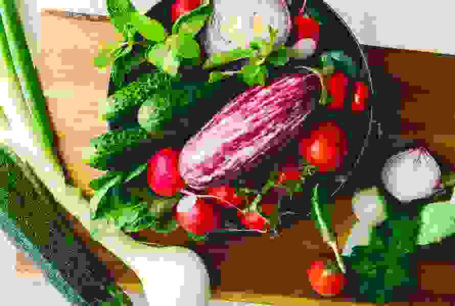 Frisches, saisonales Gemüse enthält wertvolle Vitamine und schützt durch Ballaststoffe vor Verdauungsproblemen. Am besten roh oder schonend gegart geniessen.