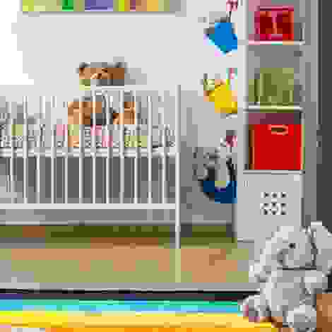 Ein liebevoll eingerichtetes Babyzimmer mit Bettchen, Teppich, Regal und Kuscheltieren – ein Bild, das den Wunsch widerspiegelt, alles noch vor der Geburt fertig zu machen.
