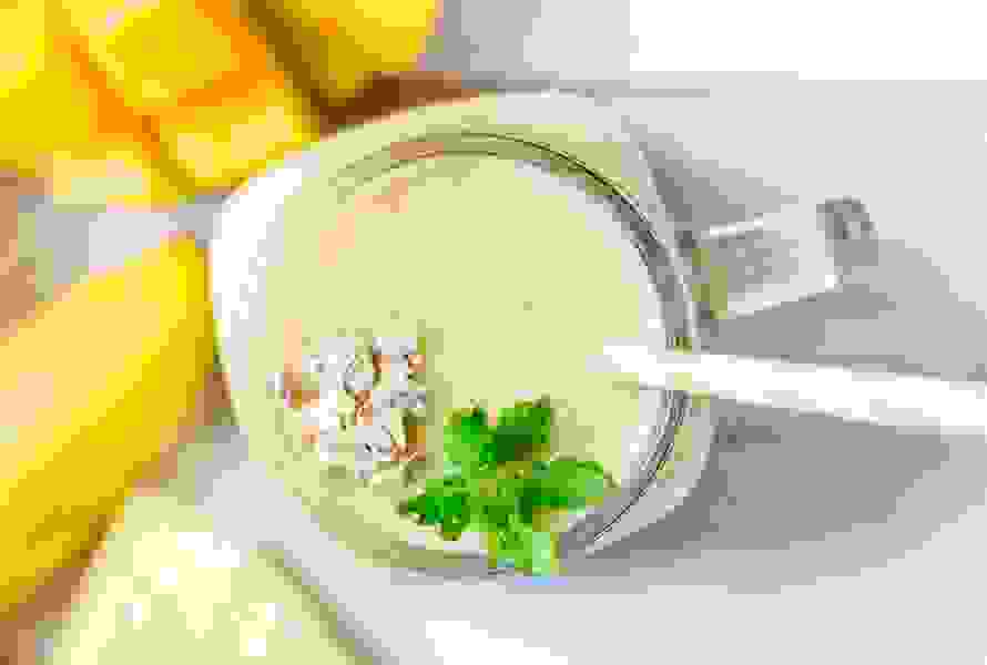 Tropischer Shake aus Hafermilch, Mango, Magerquark, Cashewkernen und Ingwer – reich an Mineralien und Vitaminen.