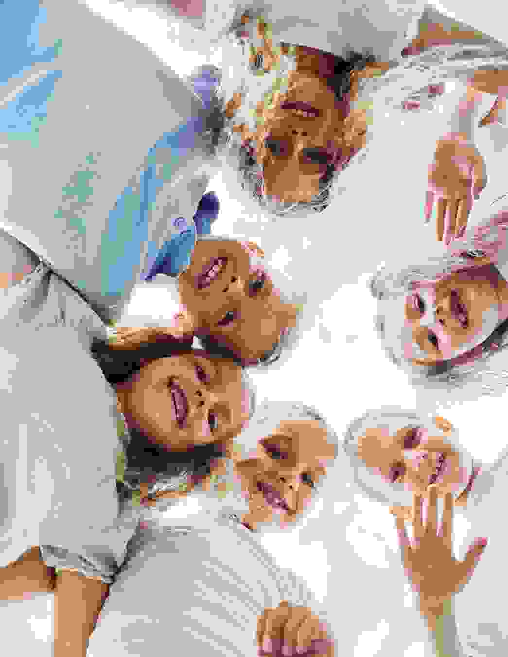 La famiglia Sigrist desidera svolgere attività insieme, ma i costi sono elevati. Dono del cuore offre il suo sostegno con un abbonamento alla piscina coperta, che porta gioia a tutta la famiglia numerosa.

